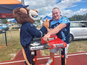 policyjna maskotka lew podczas spotkania na imprezie plenerowej