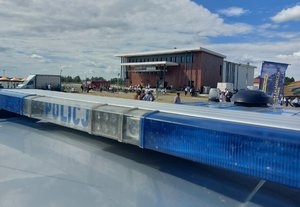 belka policyjnego radiowozu widok imprezy plenerowej z góry f