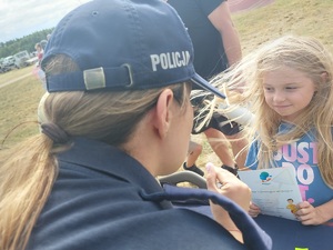 dziewczynka przy stoisku profilaktycznym