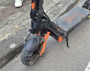 zdjęcie przedstawia przeddnie koło hulajnogi elektrycznej