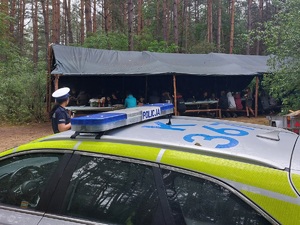 policjanci z wizytą na obozie harcerskim
