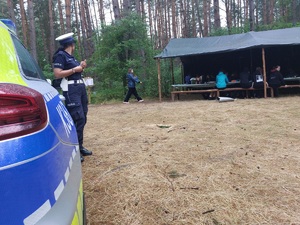 policjanci z wizytą na obozie harcerskim