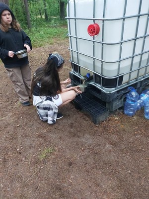 policjanci z wizytą na obozie harcerskim