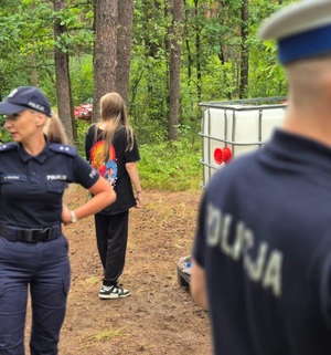 policjanci z wizytą na obozie harcerskim