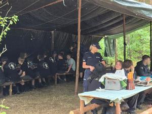 policjanci z wizytą na obozie harcerskim