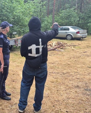 policjanci z wizytą na obozie harcerskim
