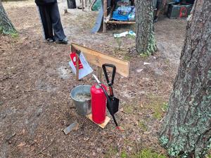 policjanci z wizytą na obozie harcerskim