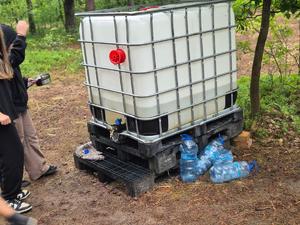 policjanci z wizytą na obozie harcerskim
