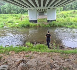 policjanci monitorują sytuacje wody w rzece