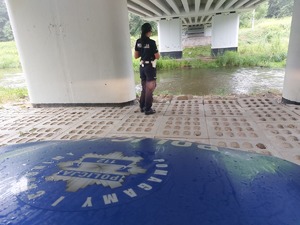 policjanci monitorują stan wody w rzece