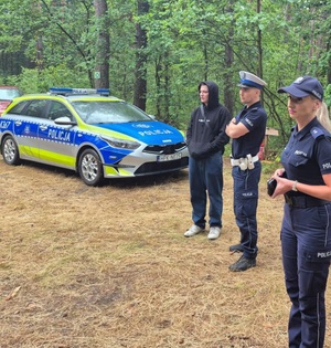 policjanci z wizytą na obozie harcerskim
