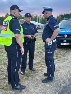 policjanci podczas zabezpieczenia w plenerze podczas obchodów dnia pamięci o polakach