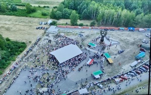 widok z drona plenerowych uroczystości związanych z obchodami dnia pamięci o polakach na środku pomnik w postaci orła wokół zgromadzeni ludzie