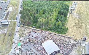 widok z drona plenerowych uroczystości związanych z obchodami dnia pamięci o polakach na środku pomnik w postaci orła wokół zgromadzeni ludzie