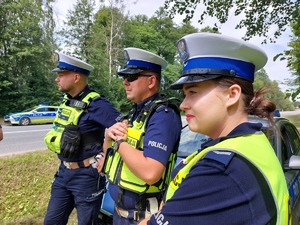 policjanci ruchu drogowego podczas obserwacji ruchu na drodze