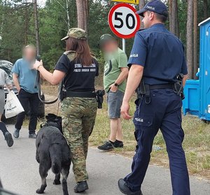 przewodniczka psa służbowego ze straży granicznej z policjantem na imprezie plenerowej