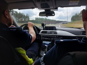 policjanci podczas patrolu terenu wokół imprezy plenerowej w radiowozie