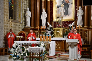 policjanci podczas mszy w kościele