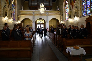 policjanci podczas mszy w kościele
