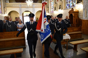 policjanci podczas mszy w kościele