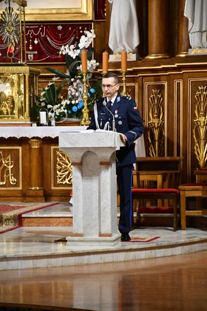 policjanci podczas mszy w kościele