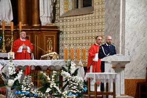 policjanci podczas mszy w kościele