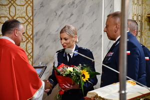 policjanci podczas mszy w kościele