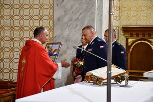 policjanci podczas mszy w kościele