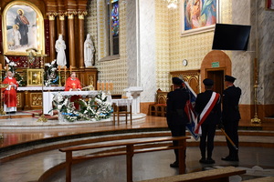 policjanci podczas mszy w kościele