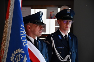 poczet sztandarowy w hallu kina