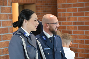 policjanci podczas uroczystej zbiórki z okazji święta Policji w budynku