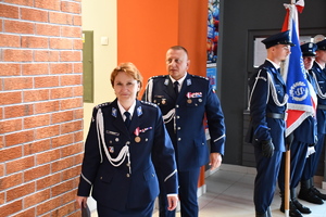 policjanci podczas uroczystej zbiórki z okazji święta Policji w budynku