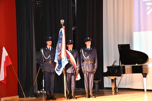 policjanci podczas uroczystej zbiórki z okazji święta Policji w budynku