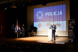 policjanci podczas uroczystej zbiórki z okazji święta Policji w budynku
