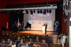 policjanci podczas uroczystej zbiórki z okazji święta Policji w budynku
