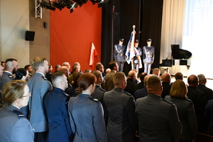 policjanci podczas uroczystej zbiórki z okazji święta Policji w budynku