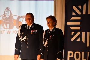 policjanci podczas uroczystej zbiórki z okazji święta Policji w budynku