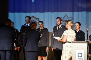 policjanci podczas uroczystej zbiórki z okazji święta Policji w budynku