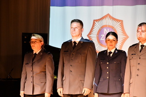 policjanci podczas uroczystej zbiórki z okazji święta Policji w budynku