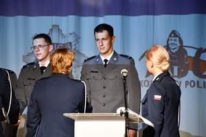 policjanci podczas uroczystej zbiórki z okazji święta Policji w budynku
