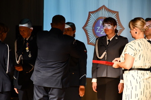 policjanci podczas uroczystej zbiórki z okazji święta Policji w budynku