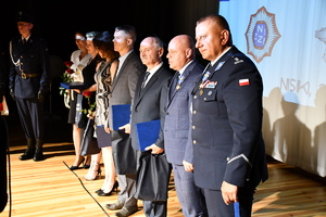 policjanci podczas uroczystej zbiórki z okazji święta Policji w budynku