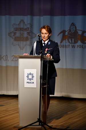 policjanci podczas uroczystej zbiórki z okazji święta Policji w budynku