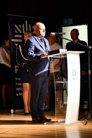 policjanci podczas uroczystej zbiórki z okazji święta Policji w budynku