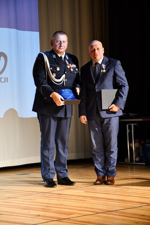 policjanci podczas uroczystej zbiórki z okazji święta Policji w budynku