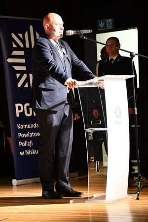 policjanci podczas uroczystej zbiórki z okazji święta Policji w budynku