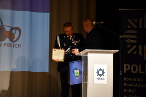 policjanci podczas uroczystej zbiórki z okazji święta Policji w budynku