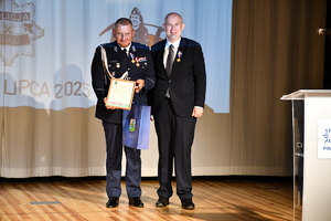 policjanci podczas uroczystej zbiórki z okazji święta Policji w budynku