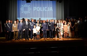 policjanci podczas uroczystej zbiórki z okazji święta Policji w budynku