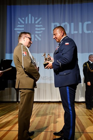 policjanci podczas uroczystej zbiórki z okazji święta Policji w budynku